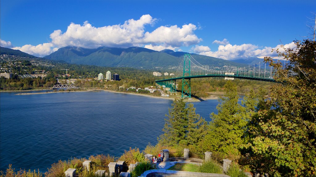 Parque Stanley que incluye una bahía o un puerto, montañas y un puente