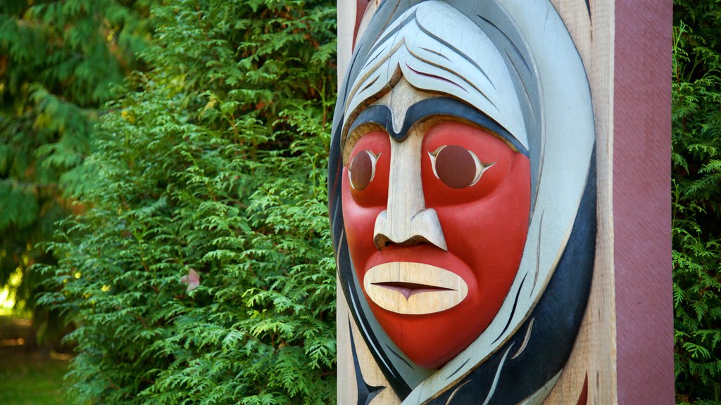 Parque Stanley mostrando jardín, arte al aire libre y cultura indígena