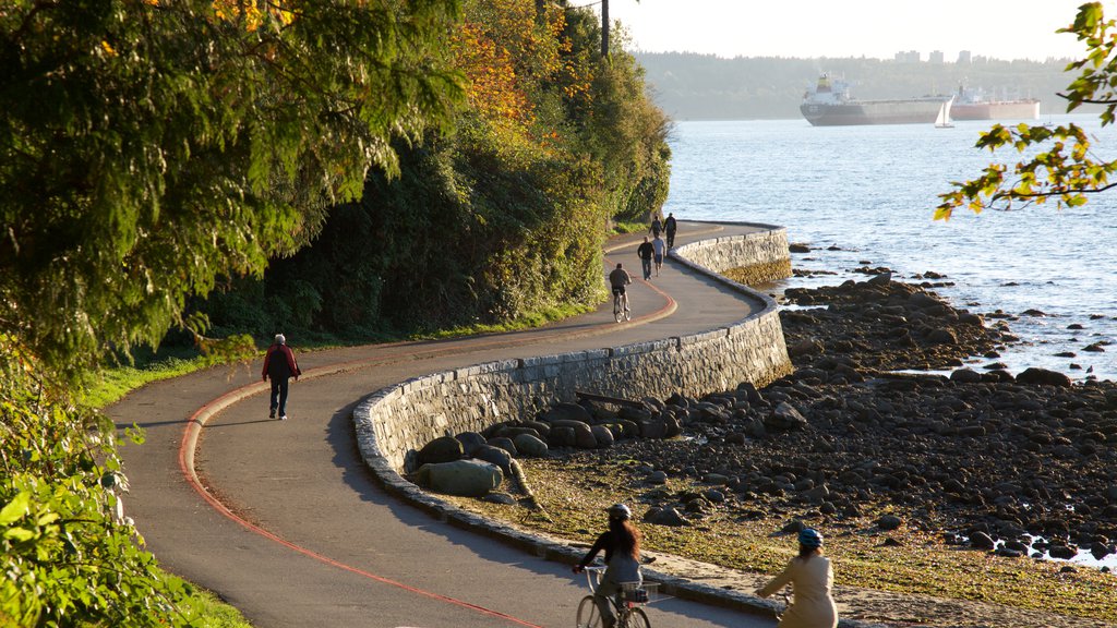 Stanley Park caracterizando uma praia de pedras, um jardim e uma baía ou porto