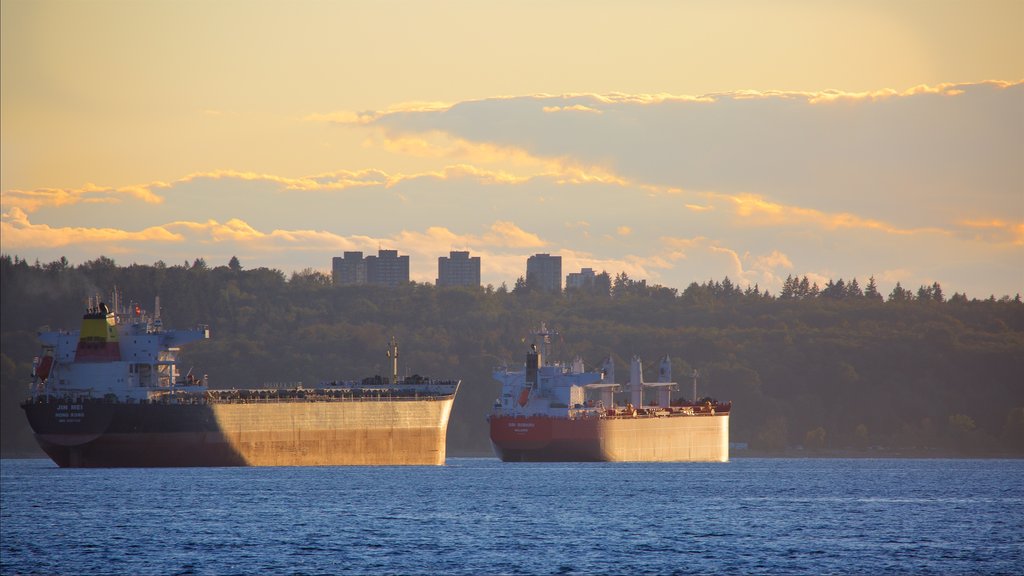 Stanley Park mostrando uma baía ou porto, uma balsa e um pôr do sol