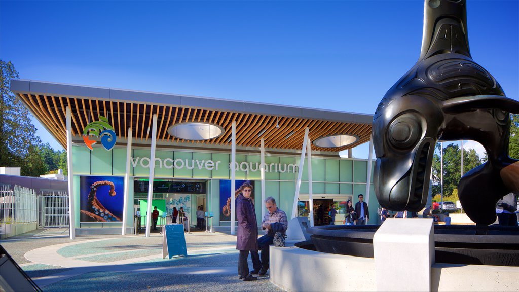 Acuario de Vancouver mostrando arte al aire libre y vida marina y también un pequeño grupo de personas