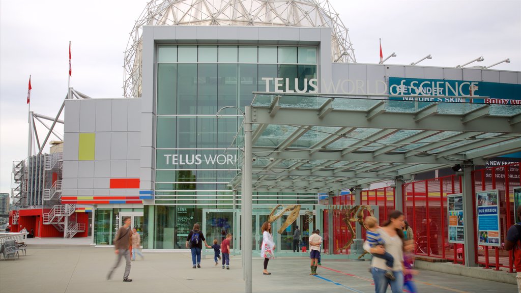 TELUS World of Science montrant architecture moderne aussi bien que petit groupe de personnes