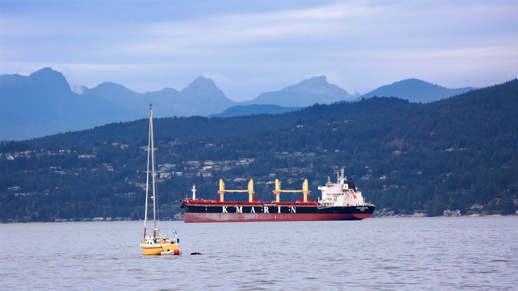 Kitsilano Beach caracterizando uma baía ou porto, uma balsa e vela