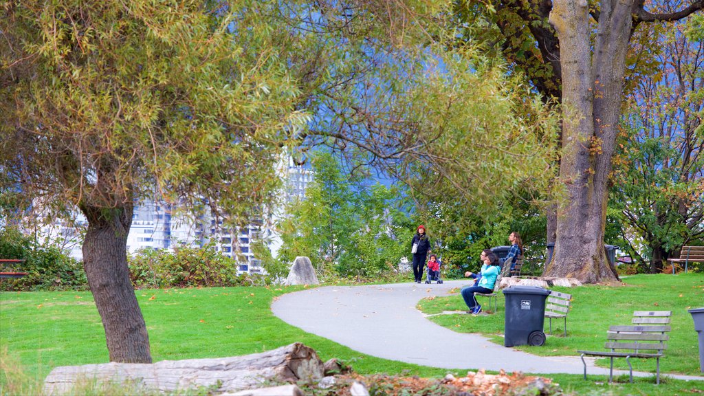 Plage de Kitsilano mettant en vedette jardin aussi bien que petit groupe de personnes