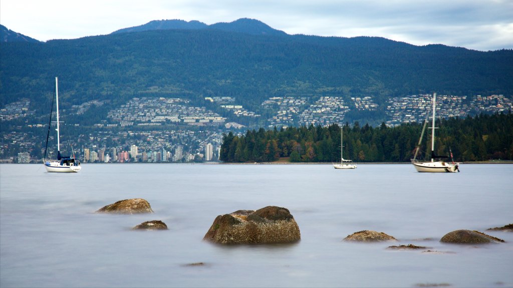 Kitsilano Beach que inclui montanhas, uma cidade e vela