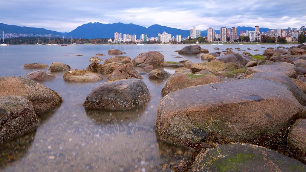 Playa Kitsilano ofreciendo una bahía o puerto, vistas generales de la costa y una ciudad