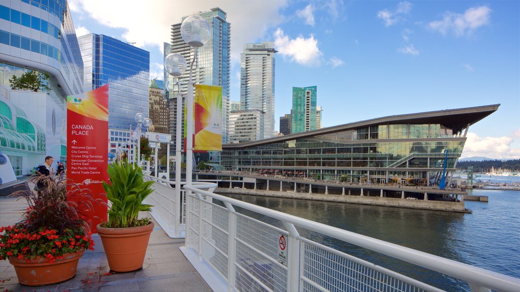 Canada Place mostrando uma baía ou porto, arquitetura moderna e uma cidade