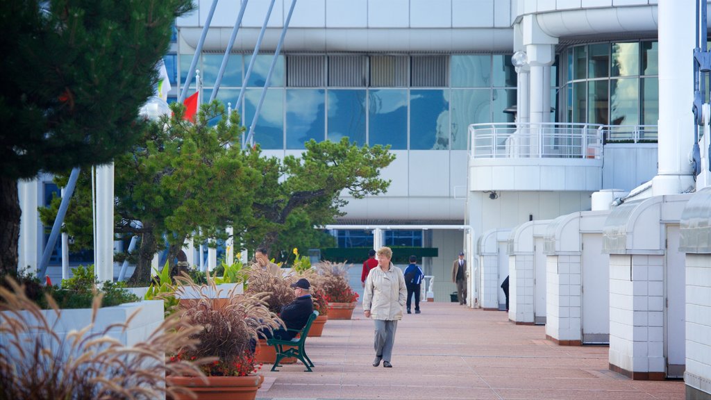 Canada Place sowie kleine Menschengruppe