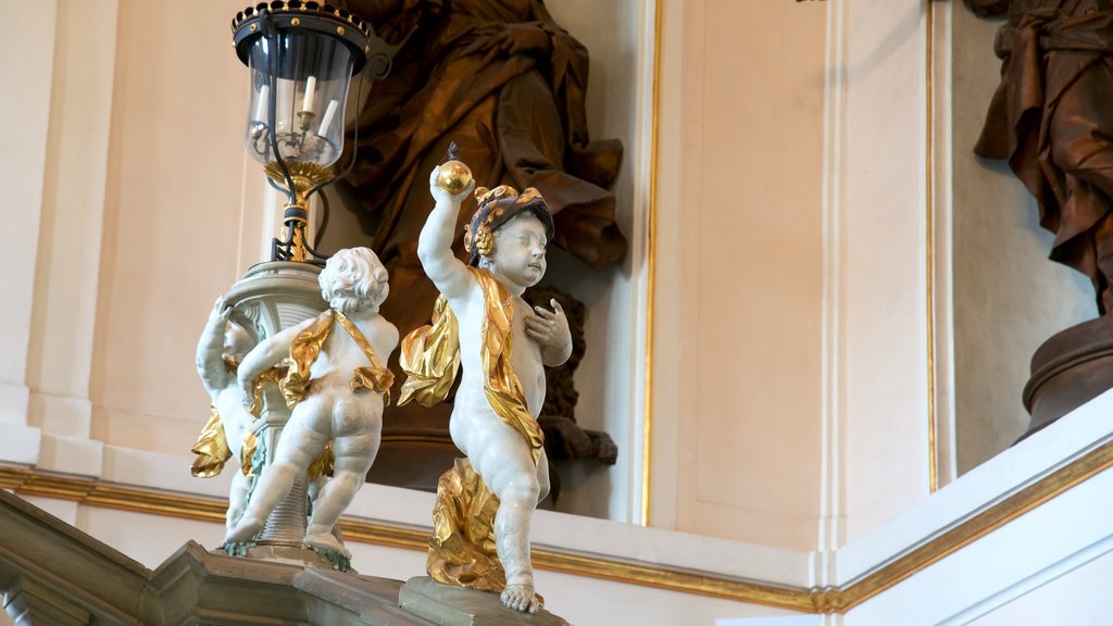 Ludwigsburg que incluye vistas interiores, una estatua o escultura y patrimonio de arquitectura