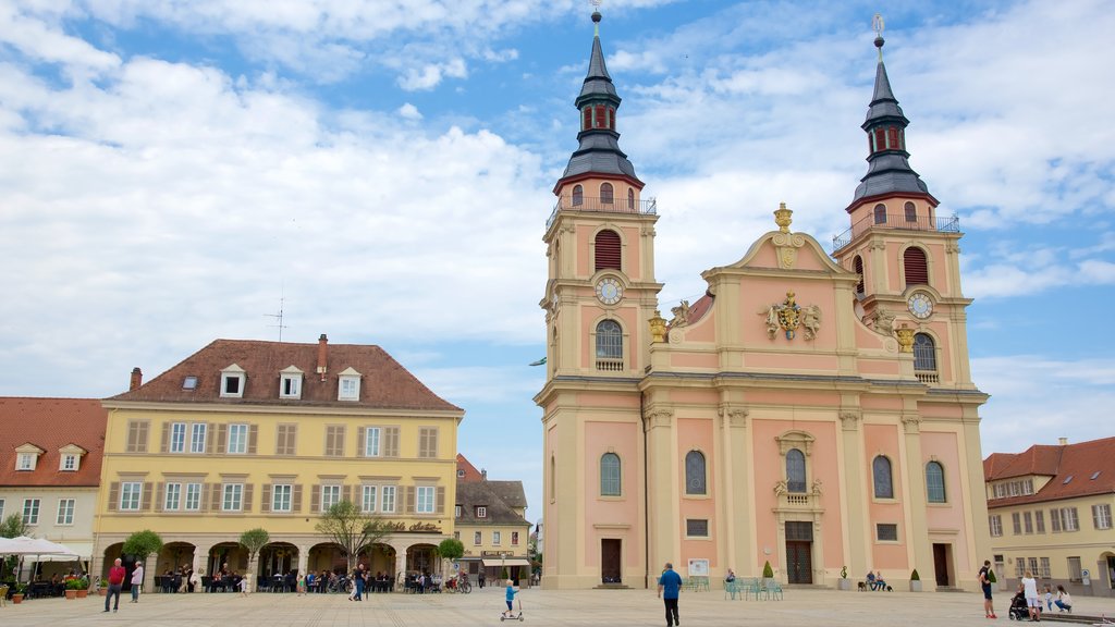 Ludwigsburg som inkluderer historisk arkitektur og torg eller plass