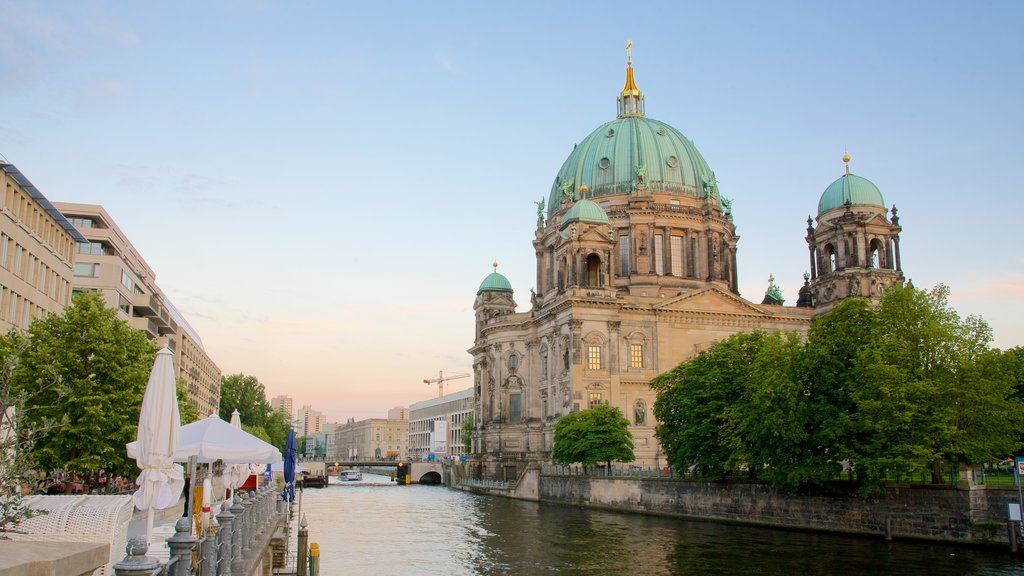 Berlín ofreciendo una ciudad, un río o arroyo y arquitectura patrimonial