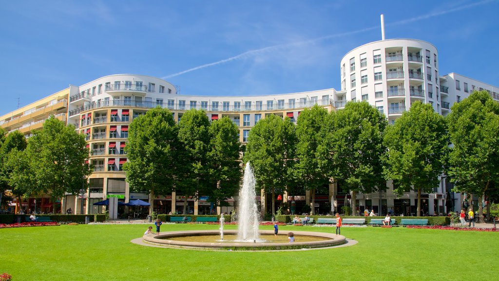 Wilmersdorf das einen Springbrunnen und Garten