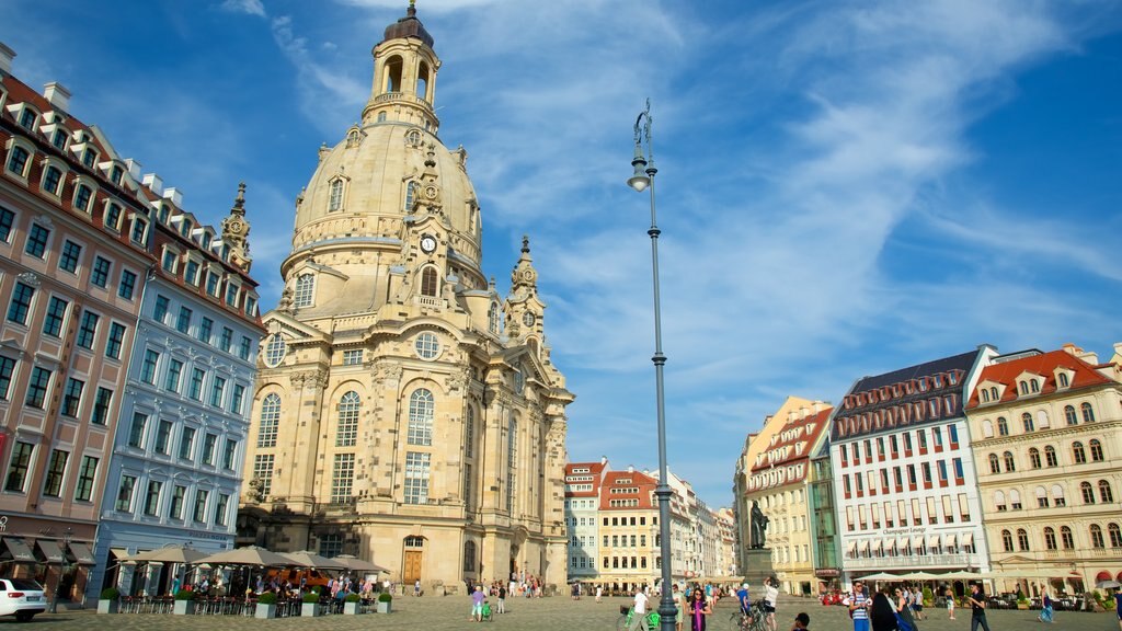 New Market Square which includes street scenes