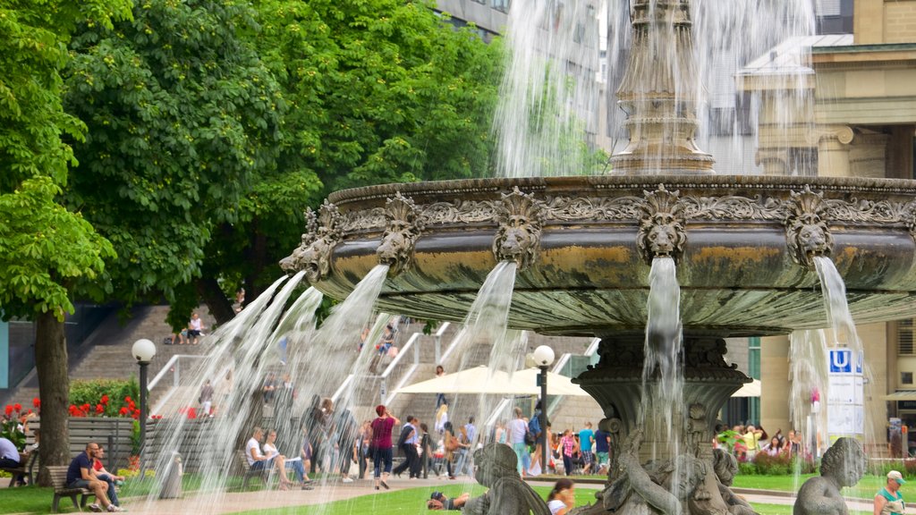 Schlossplatz og byder på et springvand og gadeliv