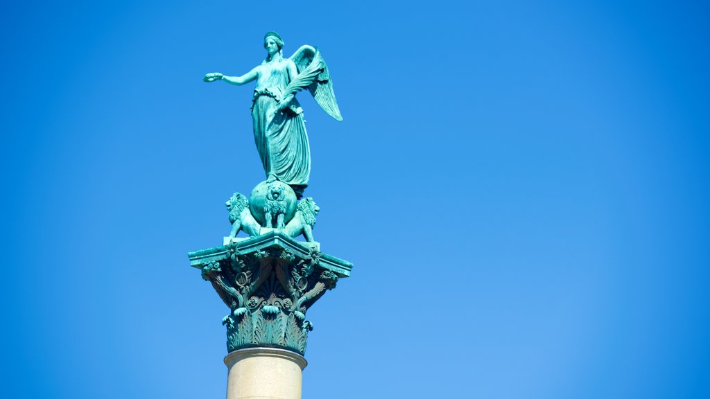 Schlossplatz ofreciendo una estatua o escultura