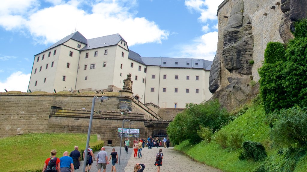 Fortaleza de Koenigstein mostrando um castelo assim como um grande grupo de pessoas