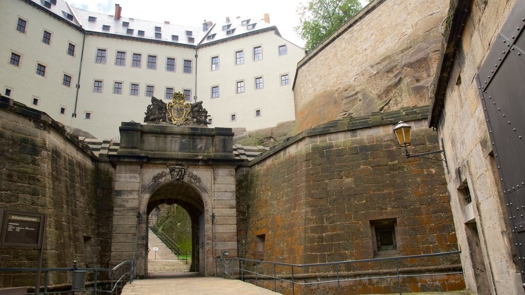 Fortaleza de Königstein ofreciendo un castillo