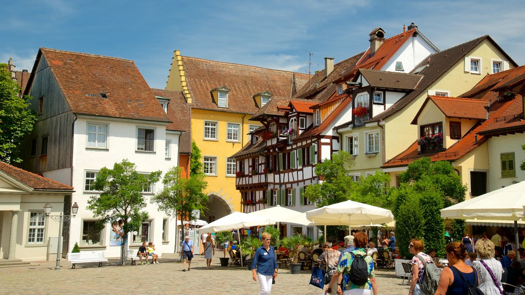 Meersburg mit einem Straßenszenen und Essen im Freien