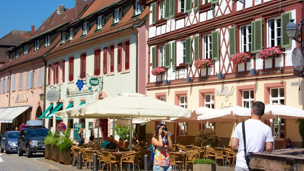 Gengenbach qui includes ambiance de café et repas à l’extérieur