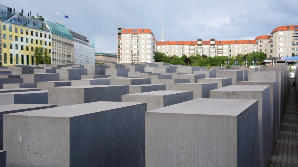 Mitte ofreciendo un monumento