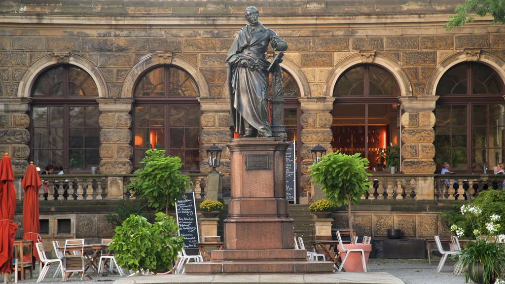 Zwingerpalatset som inkluderar en staty eller skulptur