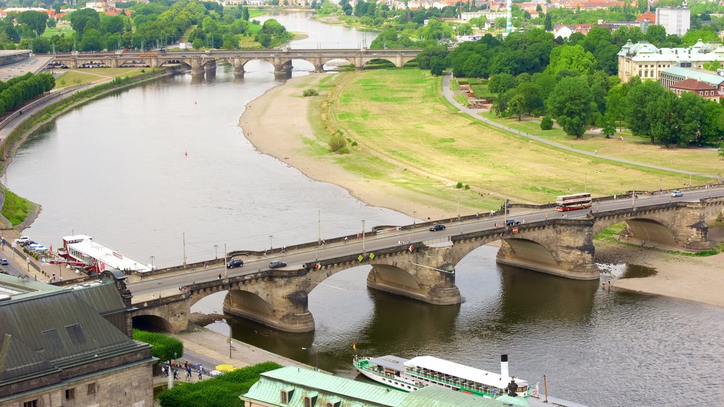 Église Notre-Dame montrant pont et rivière ou ruisseau