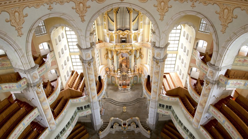 Iglesia de Nuestra Señora que incluye vistas interiores, una iglesia o catedral y elementos religiosos