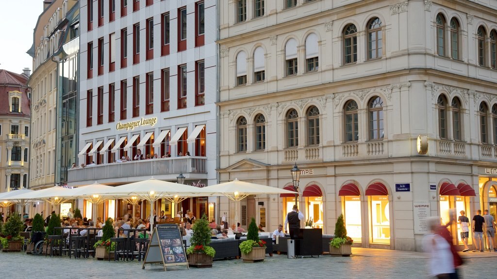 New Market Square which includes dining out and street scenes