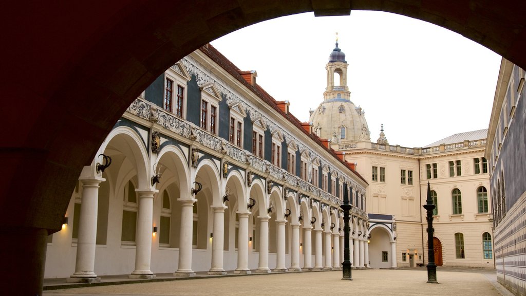 Château de Dresde mettant en vedette scènes de rue