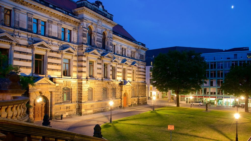 Albertinum caracterizando cenas noturnas, uma cidade e um jardim