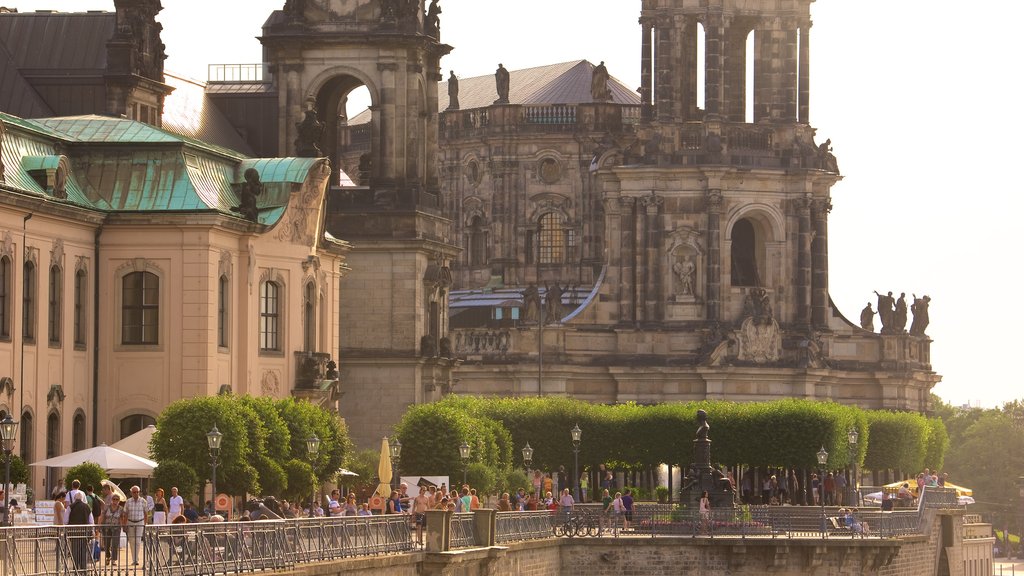 Brühlsche Terrasse som inkluderar historisk arkitektur såväl som en stor grupp av människor