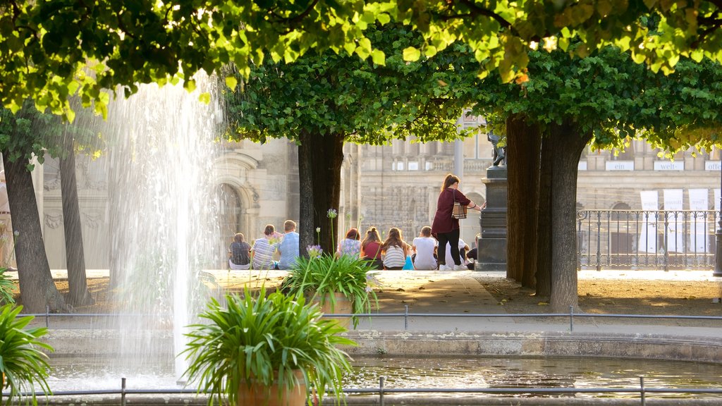 Terrasse Brühl mettant en vedette fontaine aussi bien que petit groupe de personnes