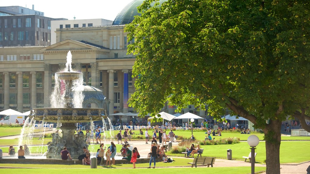 Schlossplatz som omfatter en park, en by og et springvand