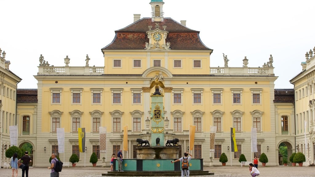 Palacio de Ludwigsburg que incluye una plaza