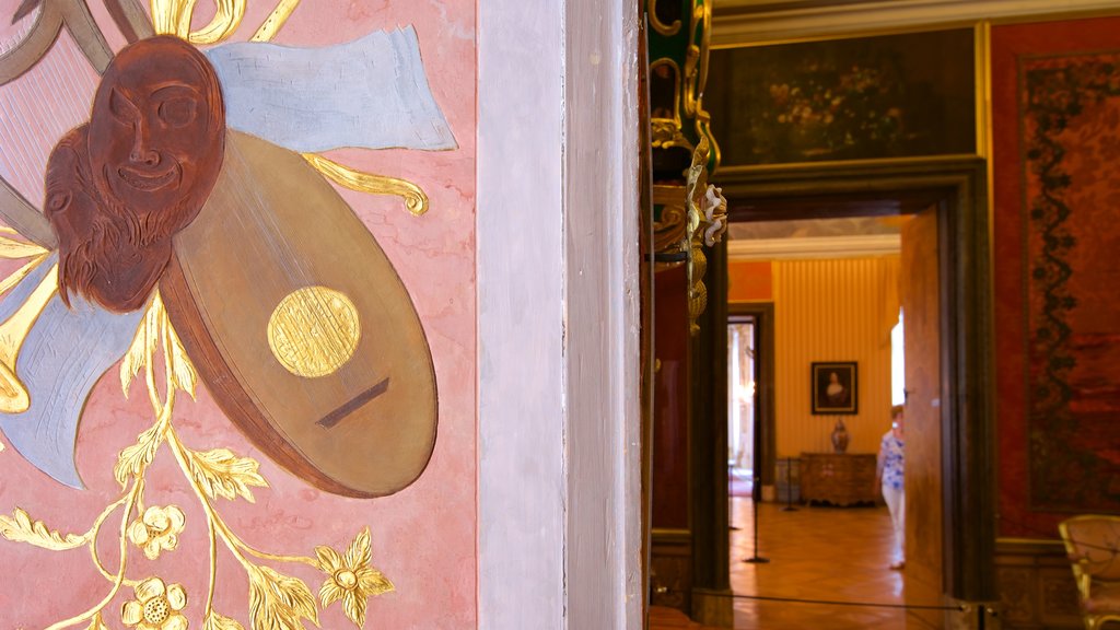 Palacio de Ludwigsburg ofreciendo castillo o palacio, arte y vistas interiores