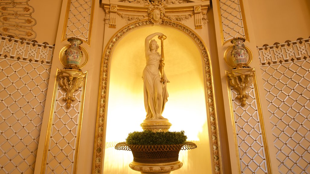 Casino Baden-Baden mostrando vistas internas, um hotel de luxo ou resort e uma estátua ou escultura