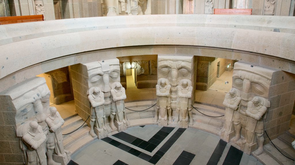 Völkerschlachtdenkmal som inkluderar en staty eller skulptur och interiörer