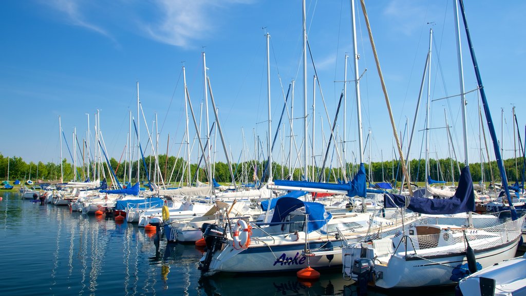 Cospudener See montrant bateau et un lac ou un point d’eau