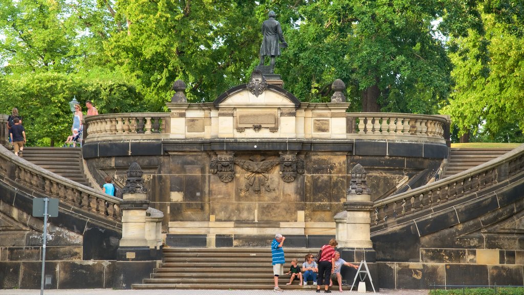 Dresden mostrando elementos de patrimônio e cenas de rua assim como um pequeno grupo de pessoas