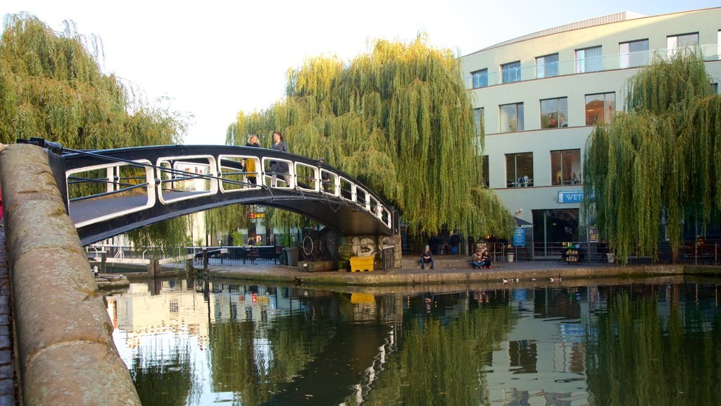 Londres que incluye un puente y un río o arroyo y también un pequeño grupo de personas