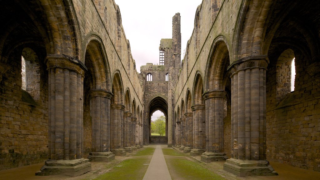 Kirkstall Abbey ofreciendo arquitectura patrimonial y una ruina