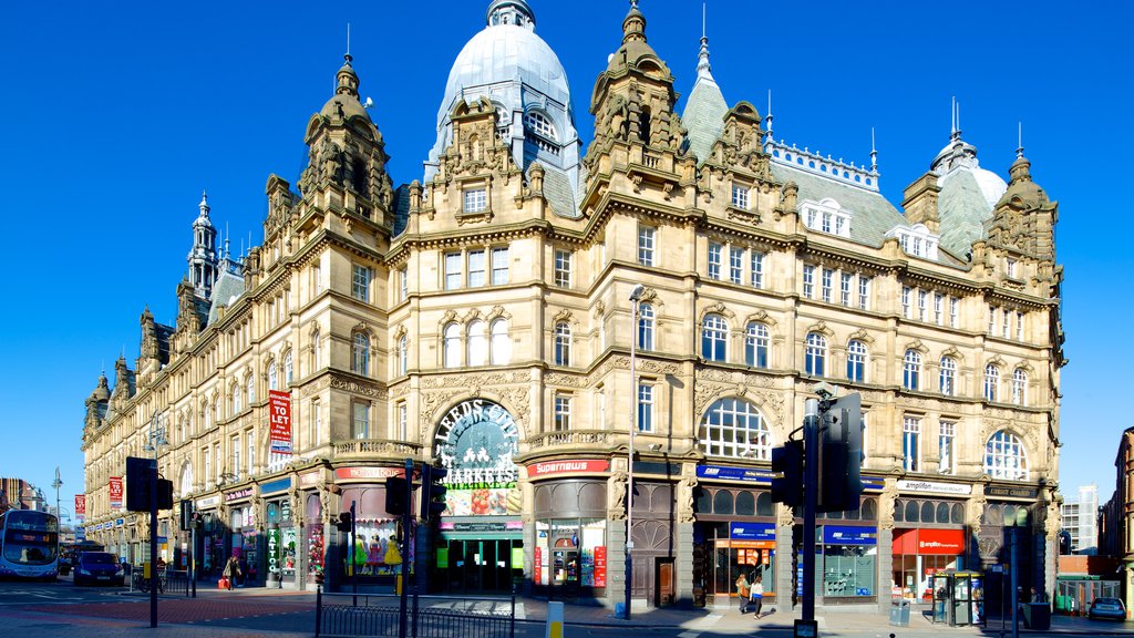 Leeds showing street scenes and heritage architecture