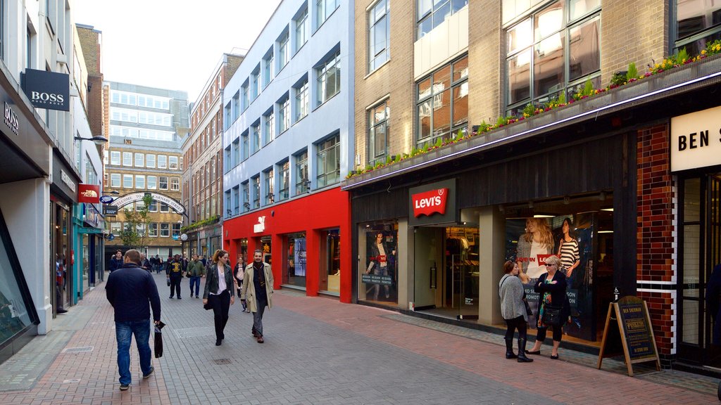 Carnaby Street caracterizando compras e uma praça ou plaza assim como um pequeno grupo de pessoas