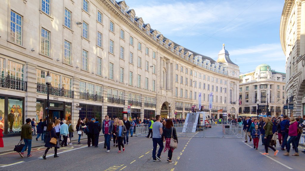 Regent Street montrant patrimoine architectural et scènes de rue aussi bien que important groupe de personnes