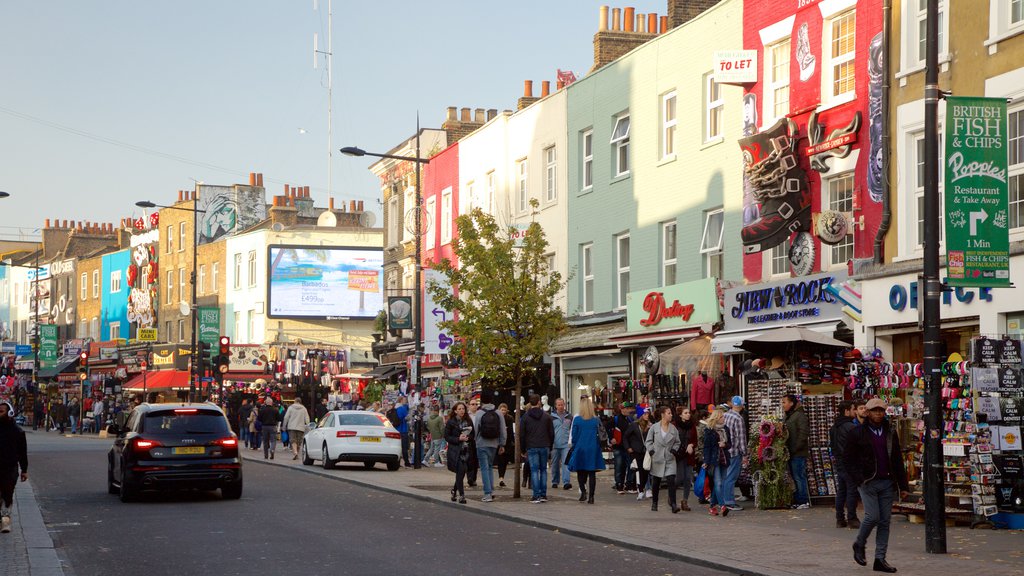 Camden High Street que incluye compras, señalización y escenas urbanas