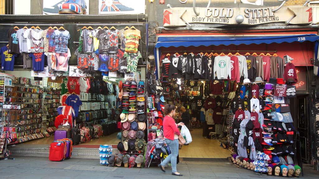 Camden High Street mostrando shopping y señalización y también una mujer