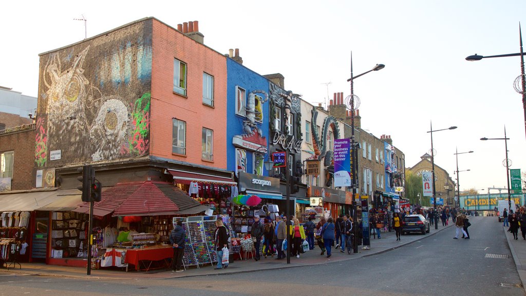 Camden High Street que incluye shopping, señalización y imágenes de calles