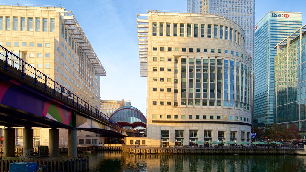 Canary Wharf caracterizando distrito comercial central, uma ponte e uma cidade