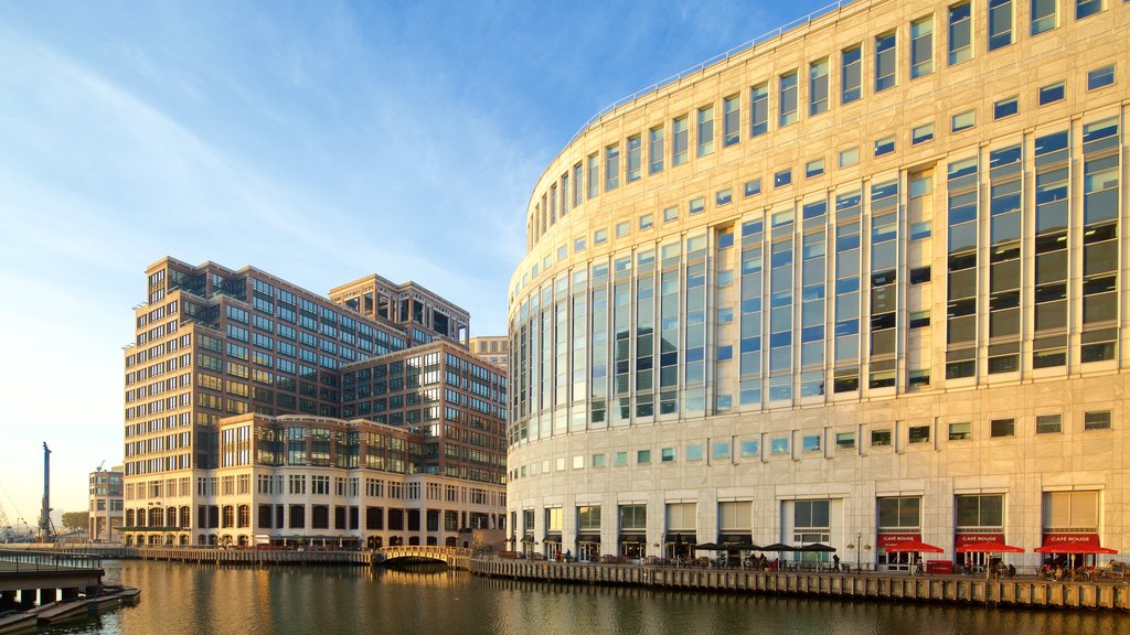 Canary Wharf ofreciendo un río o arroyo, una ciudad y centro de negocios