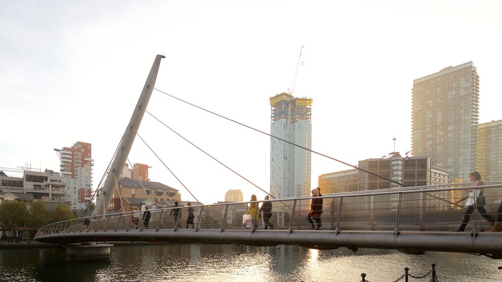 Canary Wharf que incluye una ciudad, un puente y un edificio alto